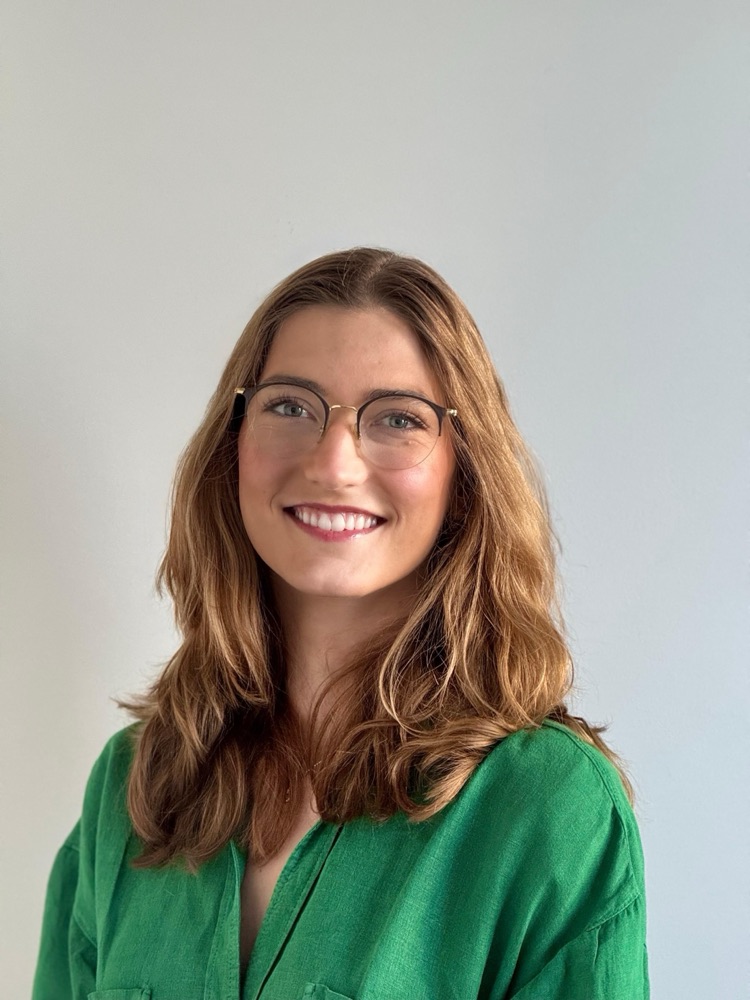 Elisa Alonso Duque, analista de conducta certificada, sonriendo con blusa verde